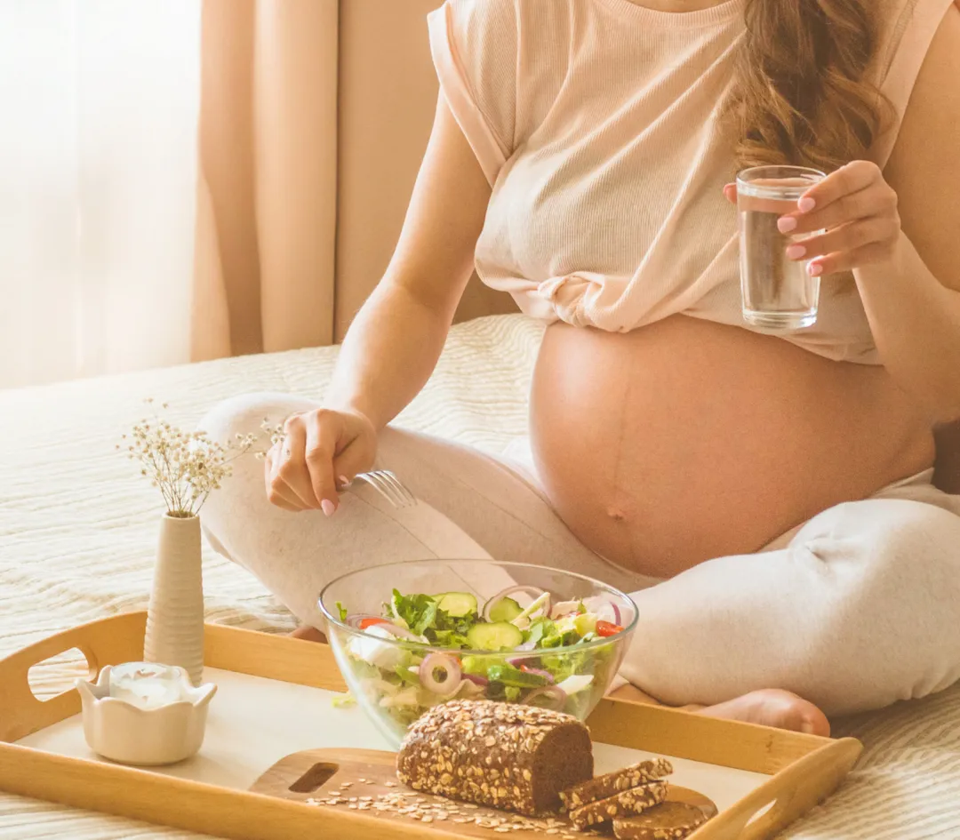 mujer embarazada comiendo saludable